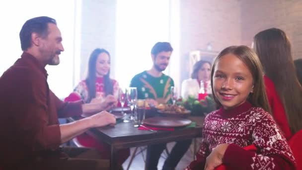 Motion pohled velká rodina x-mas Eve tradice setkání holčička úsměv — Stock video