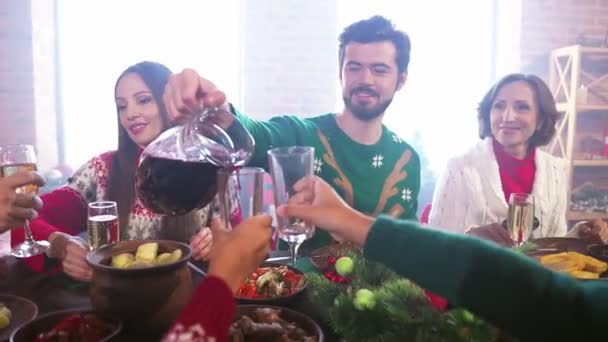 Gastfreundliche fürsorgliche Papa halten Glas gießen frischen Saft X-mas Dinner Toast-Konzept — Stockvideo