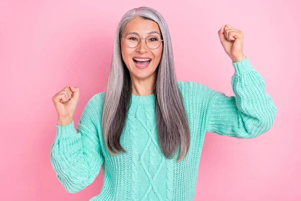 Foto de hooray peinado blanco anciana dama gritar desgaste gafas de color verde azulado suéter aislado sobre fondo de color rosa —  Fotos de Stock