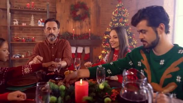 Opiekuńczy członkowie rodziny siedzieć obiad dzielić tradycyjny świąteczny posiłek kuchni — Wideo stockowe