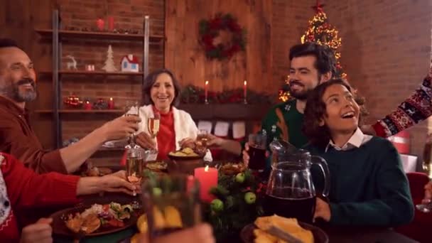 Positieve familie zit eettafel clink champagne glazen toast — Stockvideo