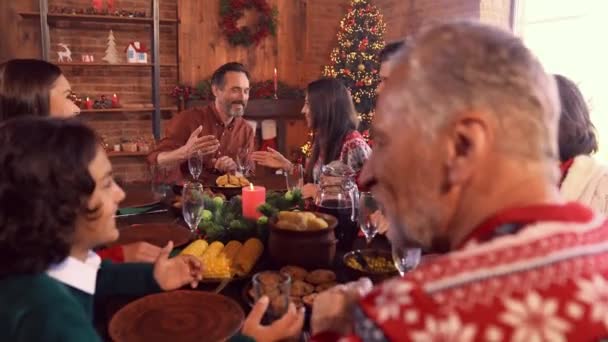 Trevlig glad tillitsfull familjemöte njuta av vänlig hjärtevärmande samtal — Stockvideo