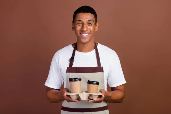 Φωτογραφία του νεαρού Αφρικανός κάτοχος καφέ φλιτζάνι τσάι παράδοση καφεΐνη americano κρατήστε απομονωμένη πάνω από καφέ φόντο χρώμα — Φωτογραφία Αρχείου