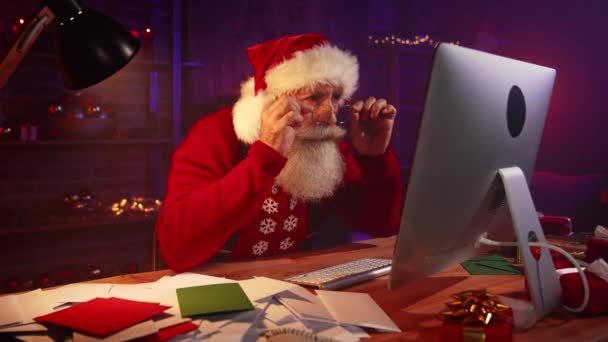 Mad santa claus phone call conversation angry conflict misunderstanding — Stock Video