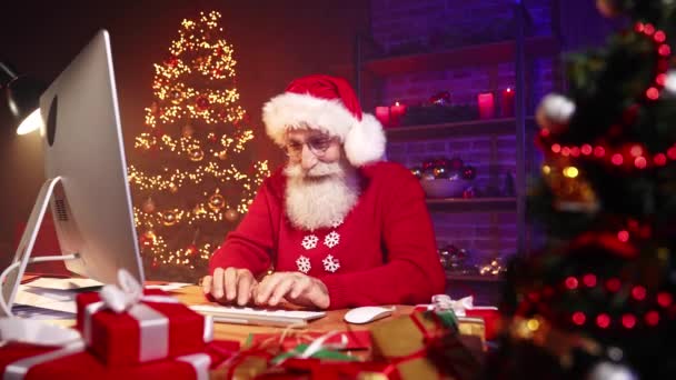 Alegre santa avô digitação teclado tomar carta pensar — Vídeo de Stock