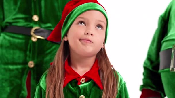 Tres elfos chica tienen idea chicos dedos directos espacio vacío — Vídeo de stock