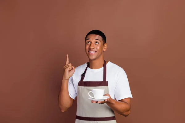 Genç Afro Adam Elinde Kupa Restoranı Sıcak Içecek Işaret Parmak — Stok fotoğraf