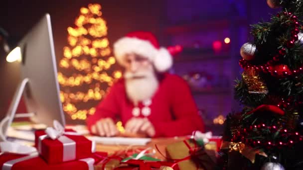 Aufgeregt cleverer Weihnachtsmann Großvater haben brillante Idee Tastatur tippen — Stockvideo