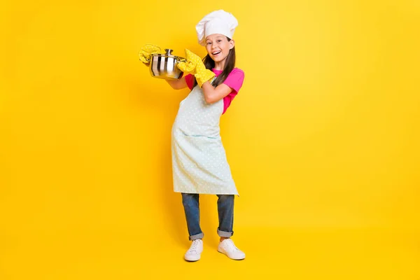 Foto di funky ragazza tenere pentola fare deliziosa zuppa di barbabietola indossare bianco grembiule cappello isolato colore giallo sfondo — Foto Stock
