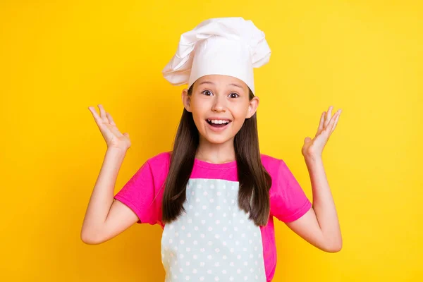 Foto di stupito divertente ragazza omg nutrizione ingrediente reazione usura bianco grembiule cappello isolato colore giallo sfondo — Foto Stock