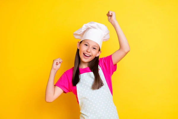 Foto di ragazza stupita celebrare cucinare concorso vincere indossare bianco grembiule cappello isolato colore giallo sfondo — Foto Stock
