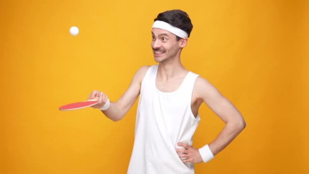Ping-Pong-Profi demonstriert Tennis-Trick mit Schlägerschlagball — Stockvideo