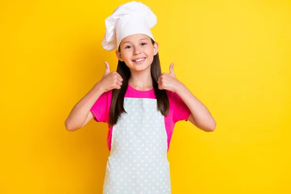 Foto di piccola signora chef sollevare pollice verso l'alto approvare pasto dieta indossare bianco grembiule cappello isolato colore giallo sfondo — Foto Stock