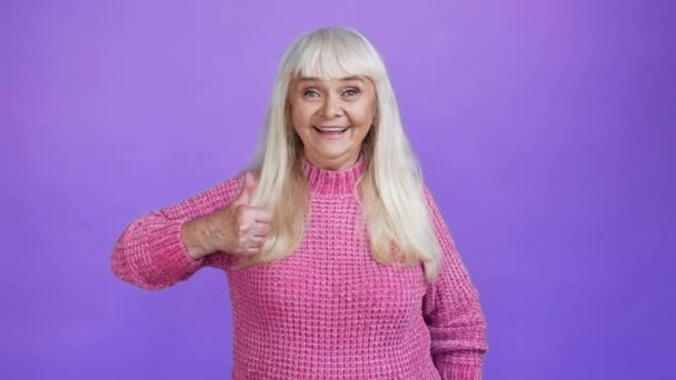 Веселый позитивный пенсионер бабушка поднять два больших пальца вверх — стоковое видео