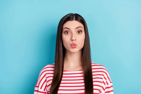 Porträtt av attraktiva funky amorös flicka skicka luft kyss datum isolerad över klarblå färg bakgrund — Stockfoto