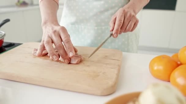 Le mani ritagliate tengono coltello tagliare filetto di maiale a pezzi — Video Stock