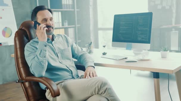 Positiv vänlig sällskaplig chef göra viktiga telefonsamtal — Stockvideo