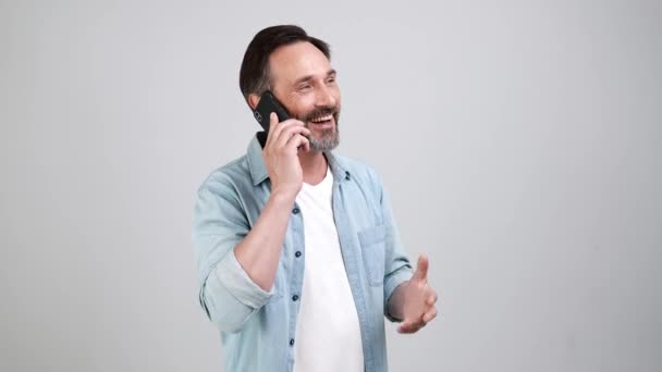 Vrolijke sociaal vriendelijke man praten telefoon voor te bereiden zakelijke deal — Stockvideo
