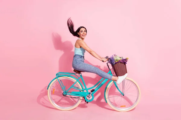 Tamanho total do corpo foto de mulher sorrindo andar de bicicleta isolada no fundo cor-de-rosa pastel — Fotografia de Stock