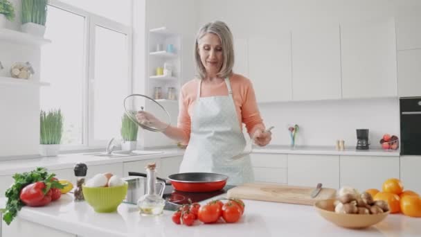 Pewny siebie gourmet lady smażone mięso trzymać łopatkę przygotować zdrowy obiad dietetyczny — Wideo stockowe