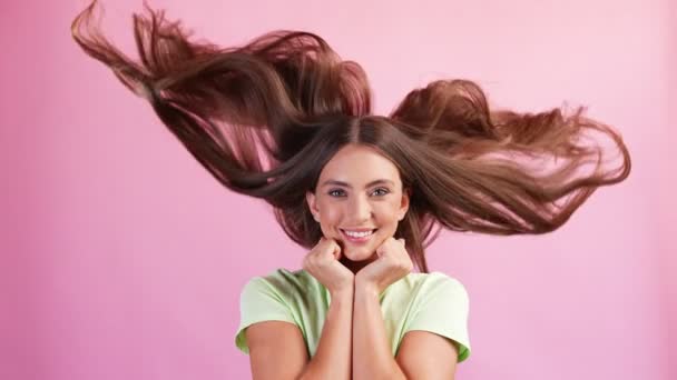 Adorable joyeux positif mains de dame joues coiffure parfaite mouche — Video