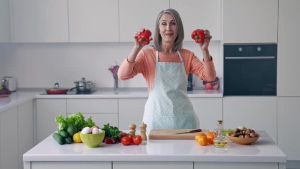 Lustige alte Dame hält Paprika-Deckel Augen Rekord Blog Einführung — Stockvideo