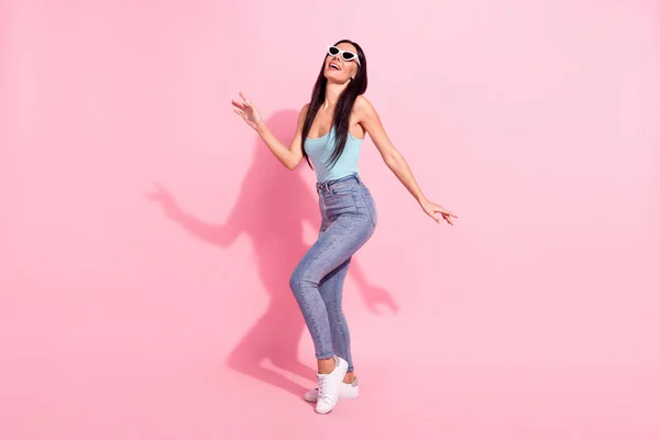 Lunghezza totale dimensioni del corpo foto di donna sorridente che indossa occhiali da sole ridere felicissimo isolato su sfondo di colore rosa pastello — Foto Stock