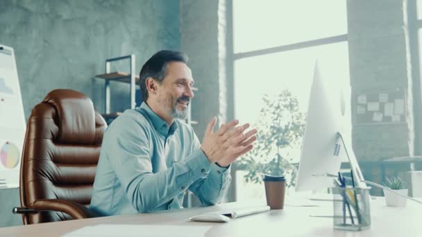 Fröhlich Unternehmensführer sprechen Videotelefonie effektives Kommunikationskonzept — Stockvideo