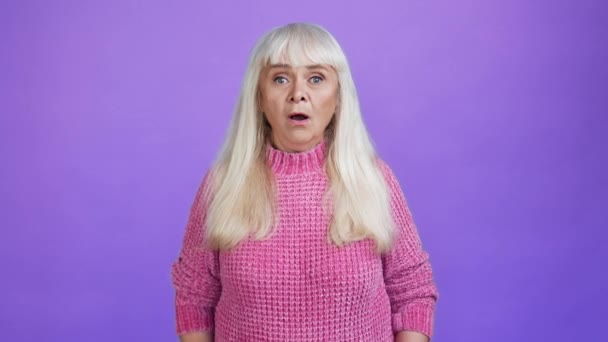 Безмолвная ошеломленная бабушка с открытым ртом сумасшедшее лицо поднимает беспомощные руки — стоковое видео
