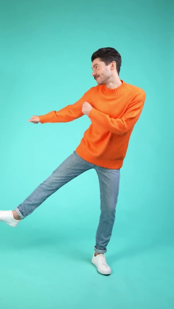 Vertical vista de funky nerd chico temporada disco tiempo libre baile salto divertirse — Vídeos de Stock
