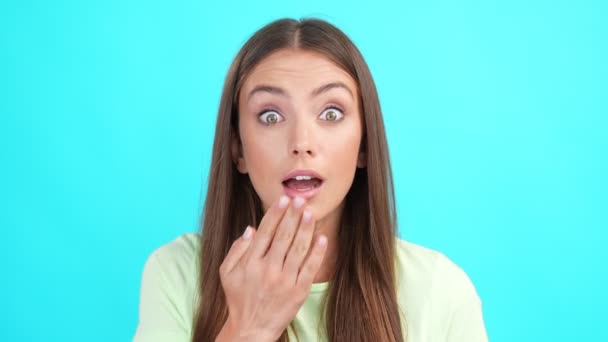 Nervózní úzkostlivá dáma zakrýt ústa oops gesto sorry vypadat prázdný prostor — Stock video