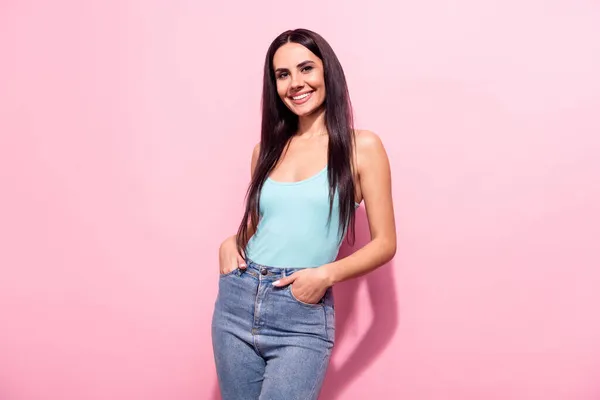 Foto-Porträt der jungen Frau lächelt in stilvollem Outfit isoliert auf pastellrosa Hintergrund — Stockfoto
