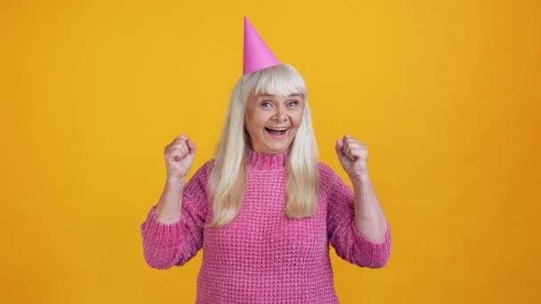 Αστεία συνταξιούχος γιαγιά γιορτάζουν τα γενέθλια — Αρχείο Βίντεο