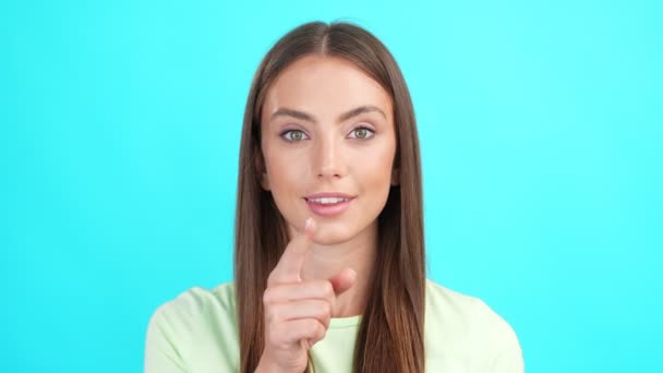 Subdolo affascinante fidanzata dito coprire labbra chiedere mantenere il silenzio — Video Stock