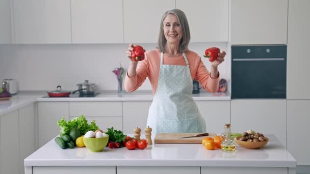 Alegre cocina positiva señora mantenga los ojos cerrados pimentón — Vídeos de Stock