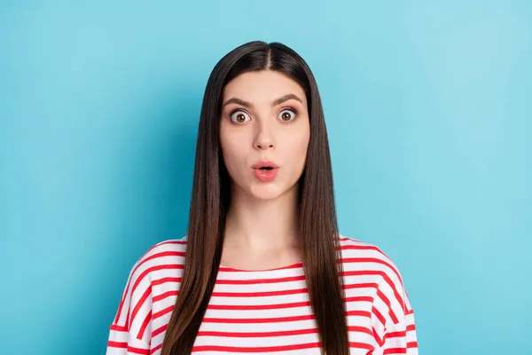 Foto di stupito bruna acconciatura giovane signora sguardo indossare camicia rossa isolata su sfondo di colore blu — Foto Stock