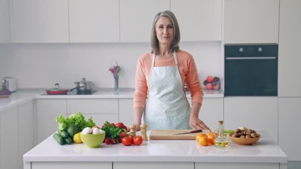Confiable positivo promotor blogger dama aprobar cocinar tutorial — Vídeo de stock