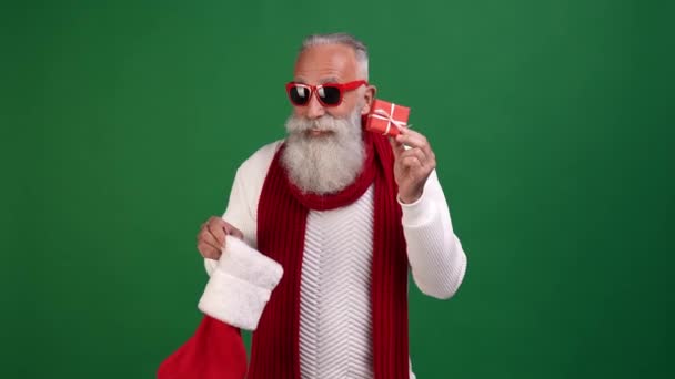 Funky segreto Santa subdolo mettere poco regalo scatola calza — Video Stock