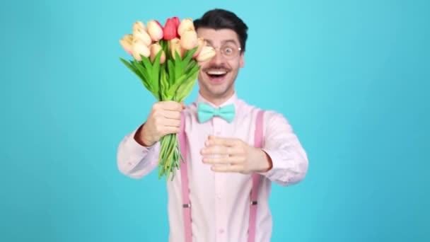 Vicces titkos barátja felfedi magát vak randi koncepció izgatott omg reakció — Stock videók