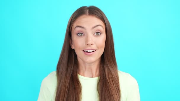 긍정적 이고 명랑 한 유쾌 한 재미있는 여자 와우 세일 반응 — 비디오