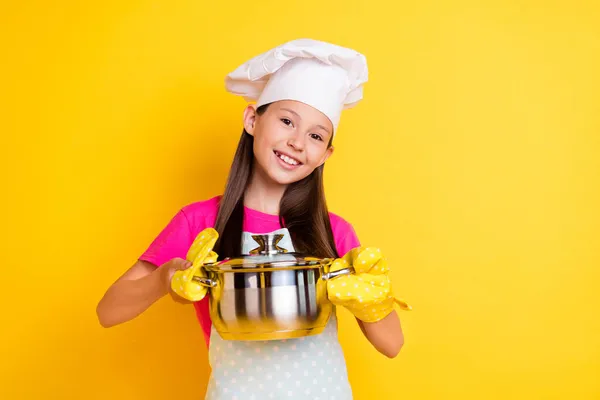 Photo of positive girl hold saucepan want share tasty borscht wear white apron hat isolated yellow color background — Stock Photo, Image