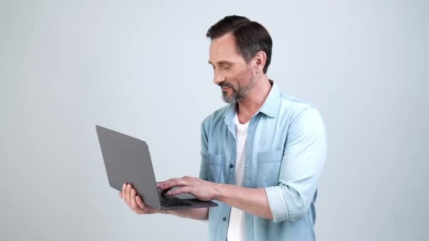 Позитивный внештатный программист, печатающий ноутбук с прямым пальцем — стоковое видео