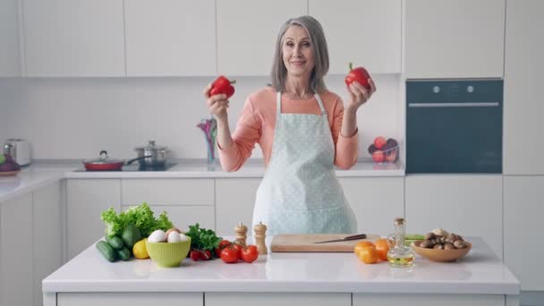 La señora madura franca preparan la ensalada tienen la pimienta fresca cierran los ojos — Vídeo de stock