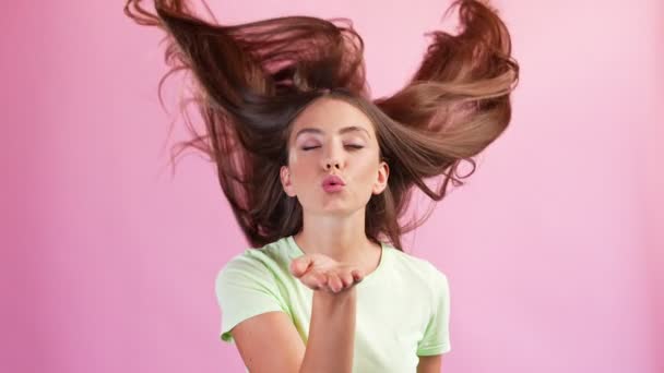 公開魅力的な女性の風ブロー髪ホールドパームエアキスを送信 — ストック動画