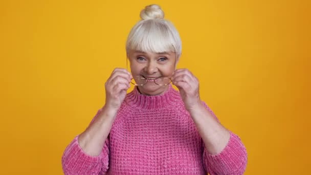 Positivo sano pensionista abuela poner en gafas mirada espejo concepto — Vídeo de stock