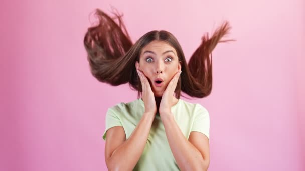 Sorprendido divertido señora compras descuento reacción concepto cabello caída en cámara lenta — Vídeo de stock