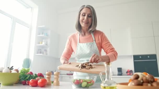 Pozitív nagymama készít ízletes vitamin vega saláta fogyás diéta koncepció — Stock videók