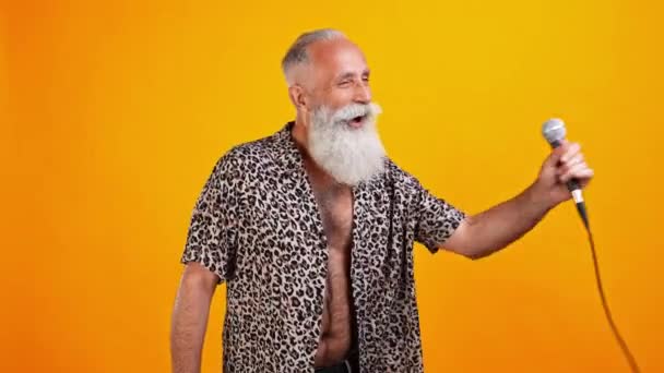 Уверенный харизматичный дедушка ловит микрофон и наслаждается развлекательным караоке-представлением — стоковое видео