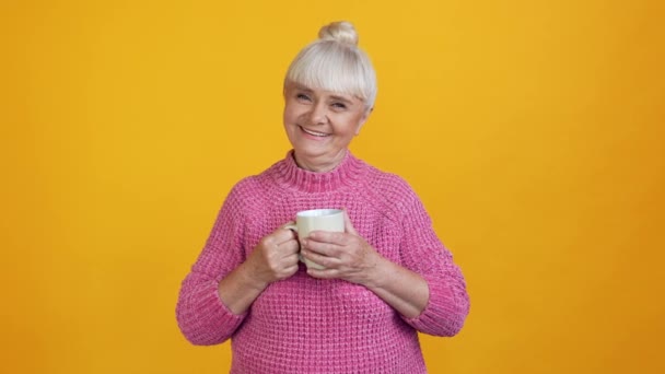 Drömmande mormor njuta av avslappnande strålande leende njuta morgon kaffe — Stockvideo