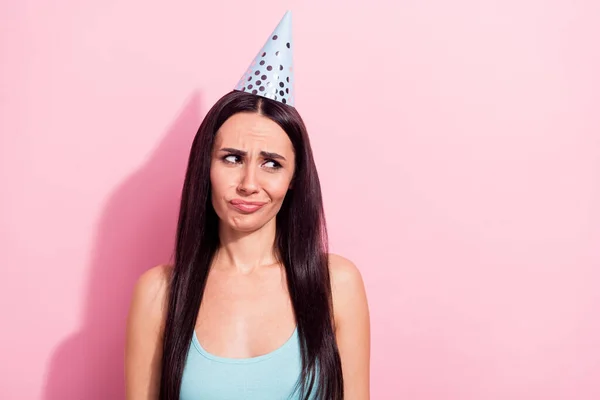 Foto portrét mladé ženy nešťastný nejistý s pochybnostmi nošení narozeninové kužele na párty izolované na pastelové růžové pozadí — Stock fotografie